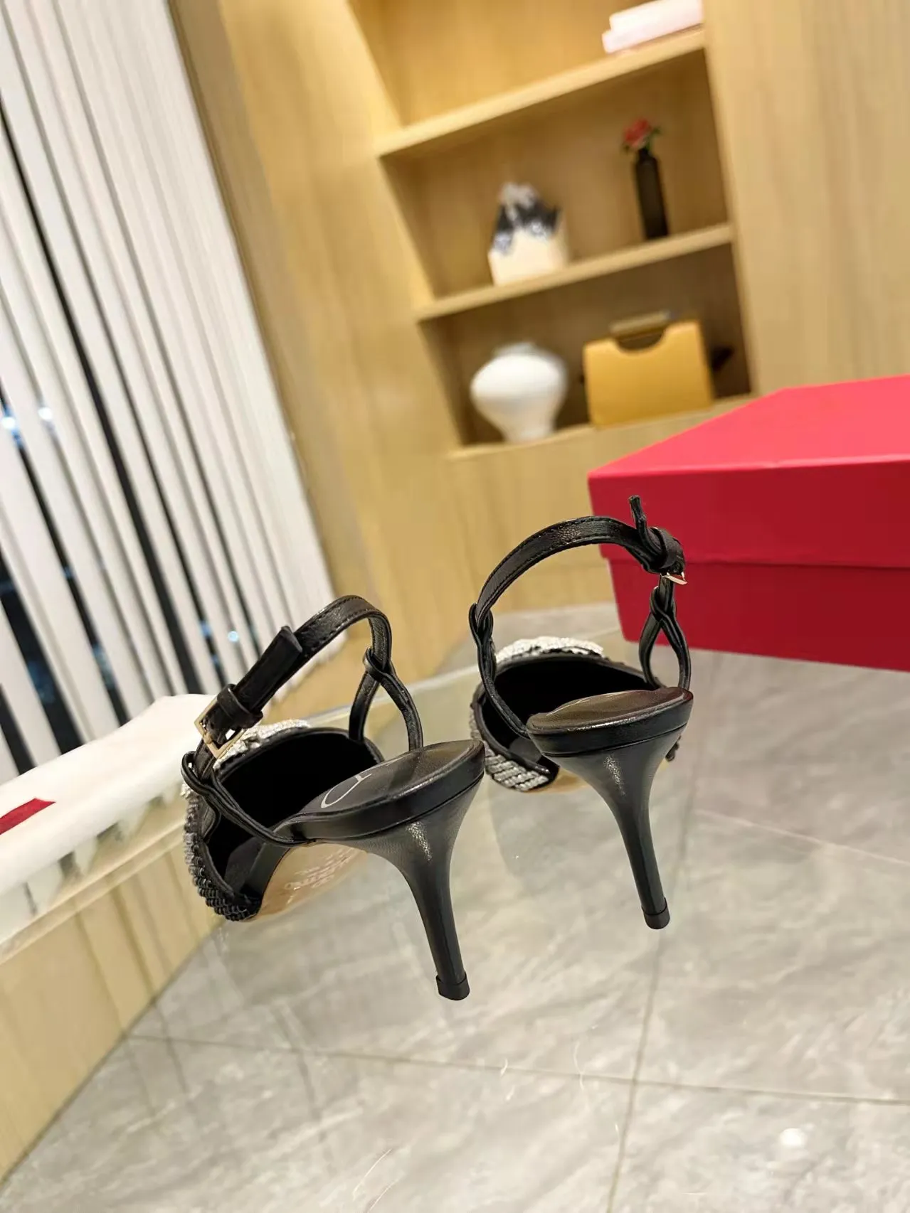 👟👟Ex-factory price 440👟👟 Genuine leather sole + 40 Kloesch diamond buckle Valentino.Valentino big v buckle single shoes ㊙️Latest series of counter genuine version with perfect details. Authentic products are made one to one. All details are consistent with genuine ones. The upper foot is very pedicure type. The key point is that it is very good and easy to control. It does not wear the feet and does not tire the feet. It is a walking artifact. The last shape is completely compared to the counter. The details are perfect. It is impossible to make such an exquisite product without the original version. Exclusive molded brass color. The highest version on the market. Fabric: imported sheepskin, lining and foot pads are all sheepskin. Color: 13 colors available. Sizes (34 to 42). Customized size 34 and 42. Non-returnable and non-exchangeable. Heel height: 7CM. Rubber sole. Genuine leather sole +40